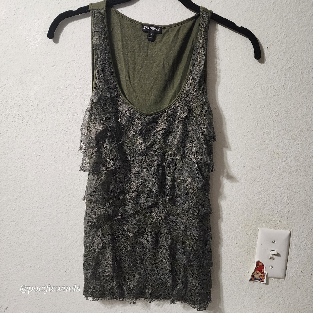 EXPRESS GREEN RUFFLE TOP LIGHT SPARKLE XS. ☆